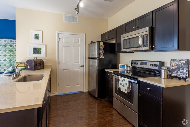 2BR, 2BA - 1030SF
