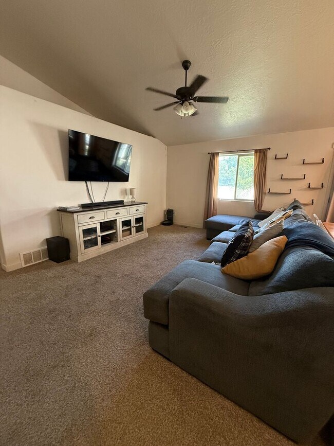 468 Cowan Cir
