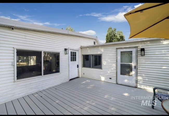 Photo - 337 2nd Ave W