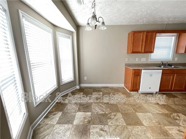 Photo - 1465 Avoncroft Dr