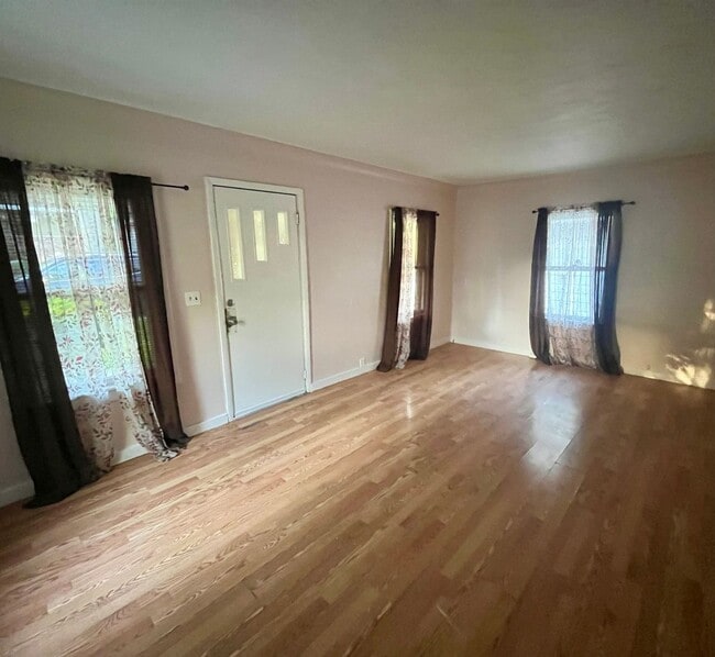 Photo - Three bedroom house in Alton