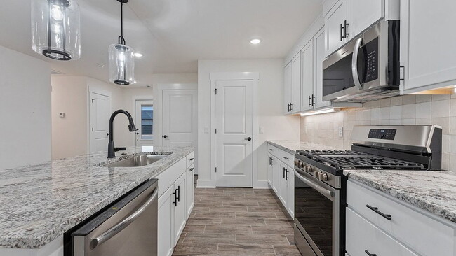 Photo - "Charming 3-Bedroom Retreat with Granite Finishes & Cozy Fireplace in Farmington!"