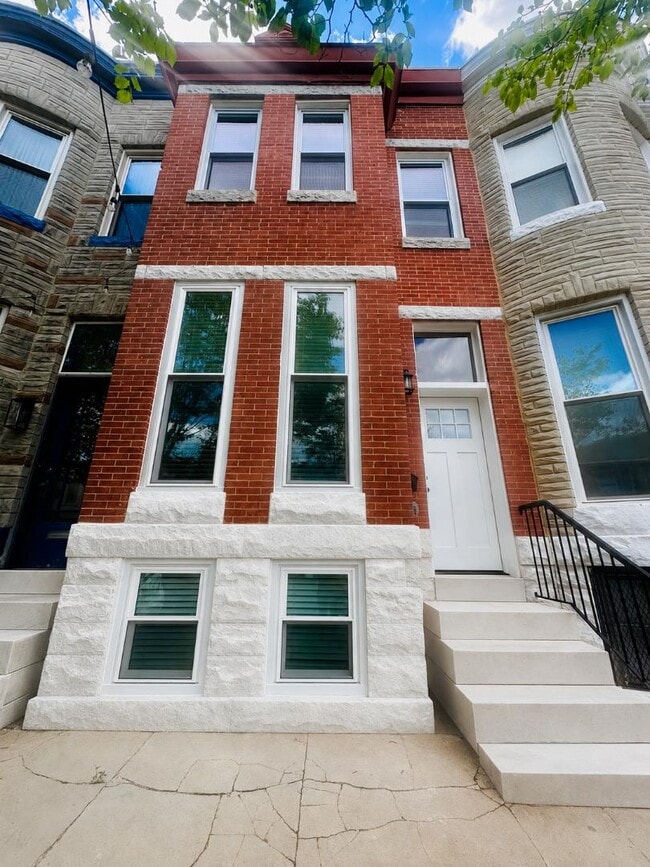 Building Photo - 142 N Lakewood Ave