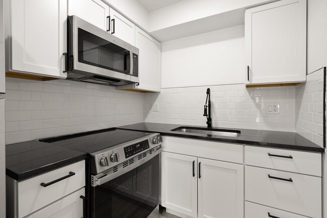 Photo - Hampton Court Apartments
