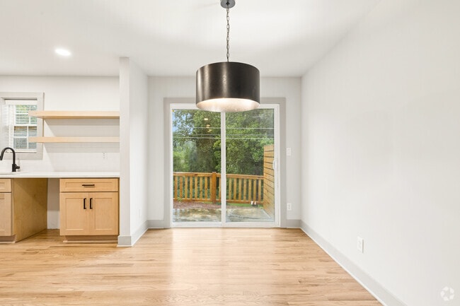 D9 - 2BR, 2.5BA - 977SF -Dining Room