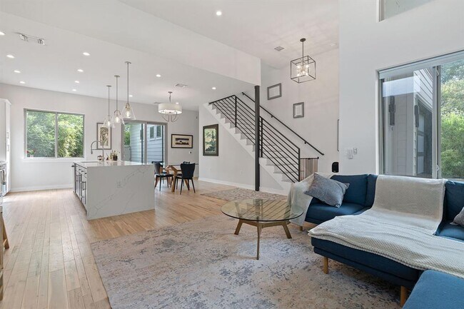 Photo - 2711 Willow St