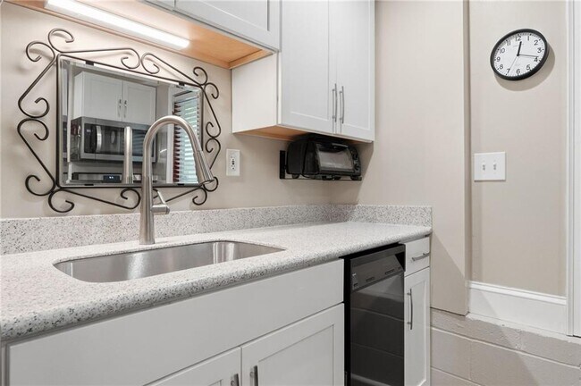 Photo - 826 Mentelle Dr NE