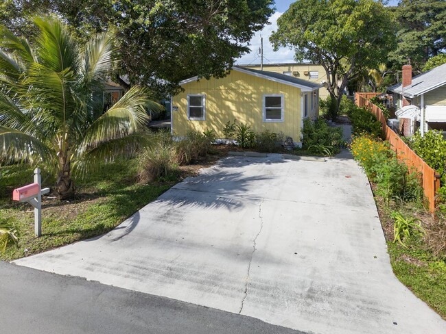 Photo - 117 NE 8th St