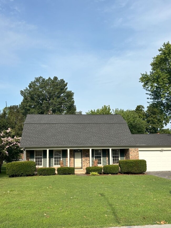 Building Photo - Large 4 Bedroom 2 Bath Home