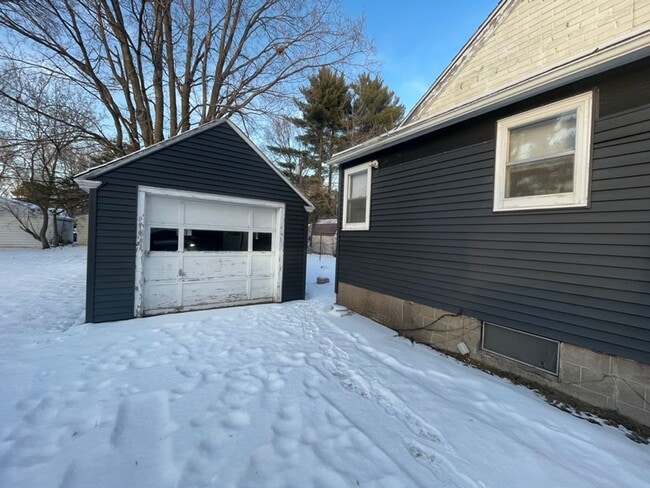 Photo - Click the “Apply Now” button or email wapmrentals@gmail.com for a prompt response.