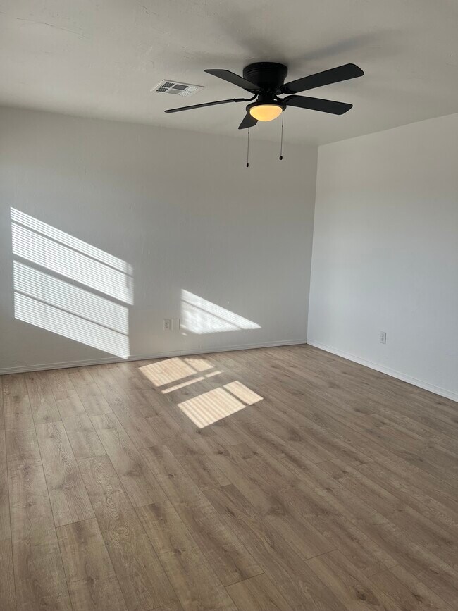 Spacious living room - 613 S 6th St Unit 613