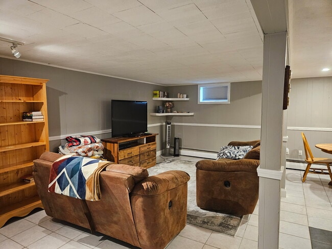 Livingroomn - 71 Leitha Dr