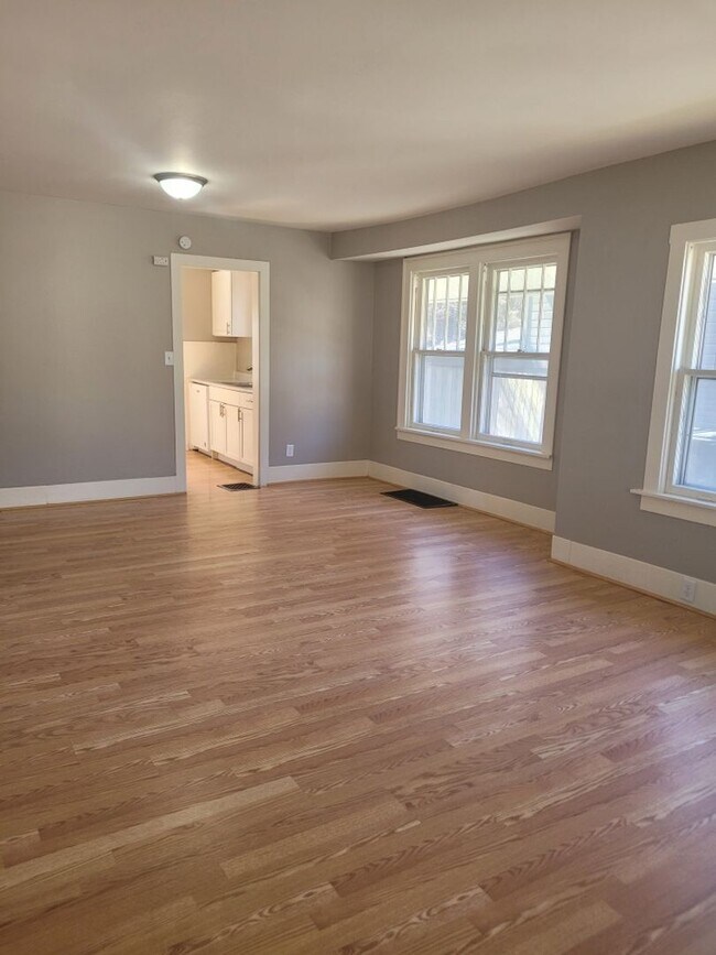 Newly Updated 2 Bedroom Home! - Newly Updated 2 Bedroom Home!