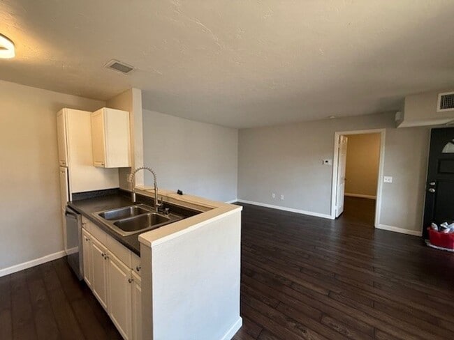 Building Photo - 1 bedroom/1 bath upstairs Unit 198