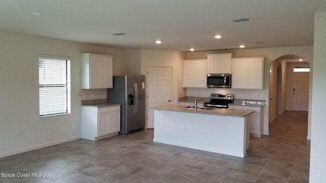 Photo - 760 Acadia Ct SE