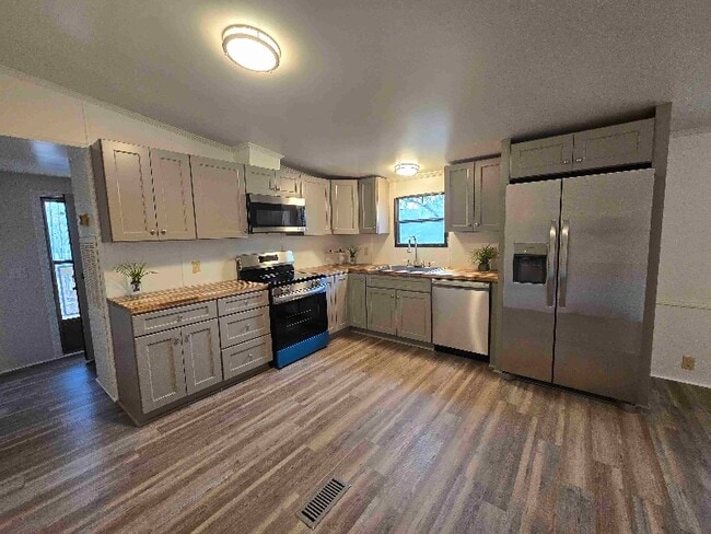 Photo - 415 Walker Dr