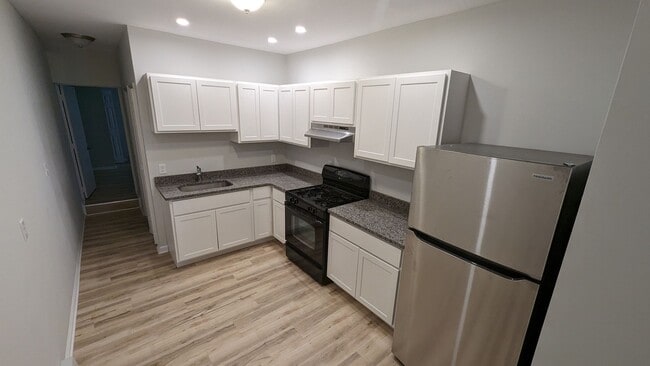 Building Photo - 2 Bedroom, fully renovated! Unit 617 A