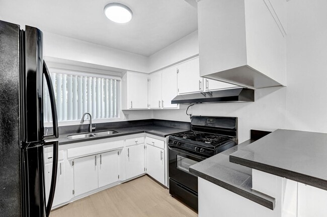Photo - 744 S Windsor Blvd Unit 04