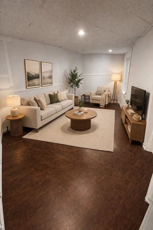 Building Photo - Renovated 1-Bedroom Apartment | Available Now | Housing Vouchers Accepted Unit 4
