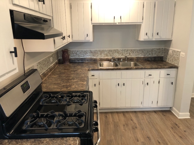 Photo - 842 W 7th St