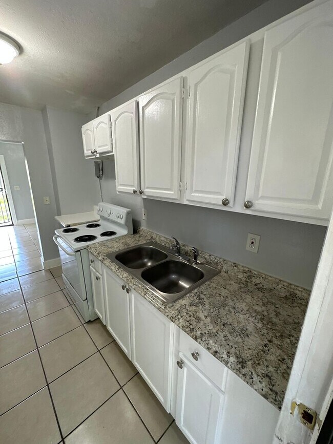 Building Photo - 2540/2542 Moncrief Rd Unit 2540 Rental