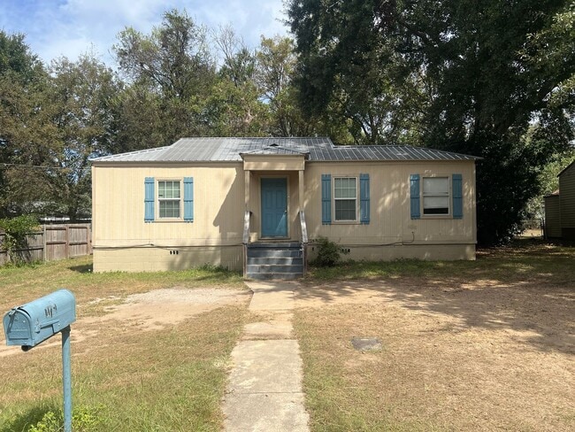 Building Photo - 2 bedroom 1 bathroom home