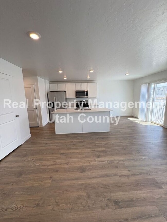 Photo - 837 E Oakum Ln