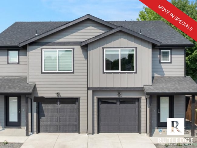 Building Photo - Gorgeous! 3 Bedroom Townhome in Eagle Point