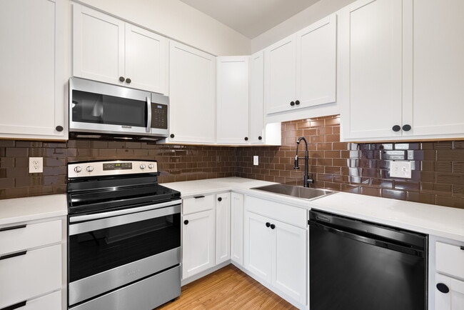 Kitchen - 5236 Waterman Blvd Unit C