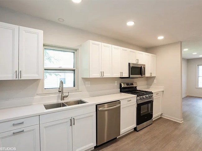 Photo - 3215 E 8th St