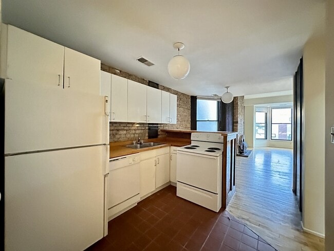 Photo - 616 W Surf St Unit J01W