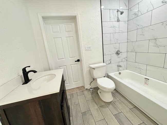 Photo - 1810 Britain St