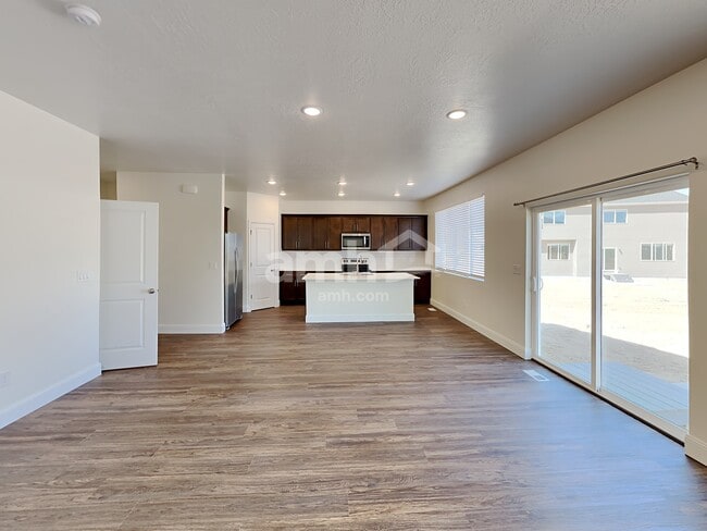 1218 N Golden Spoke Dr