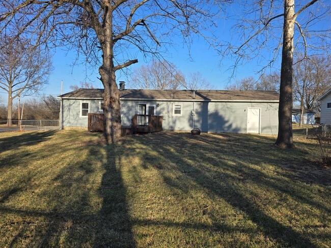 Photo - 3 Bedroom Ranch with large fenced in backyard