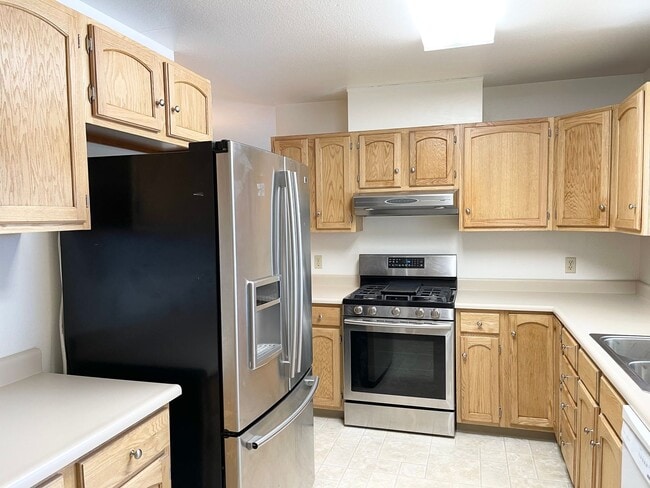 Building Photo - Centrally Located 3 Bedroom Duplex in Wind...