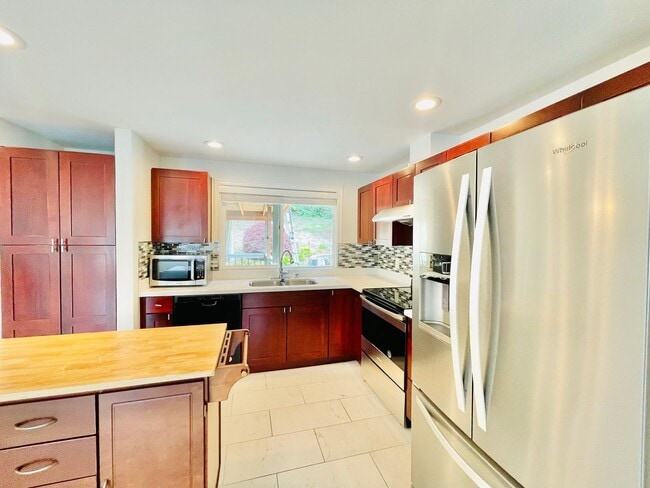 Photo - Beautifully Renovated 5 Bedroom House with Large Yard!