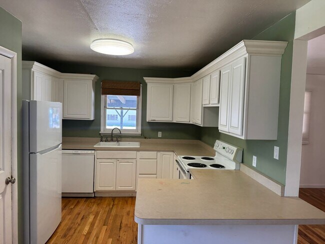 Photo - 3Bed 1Bath Ground Floor Unit Near Campus!!!!! Unit A