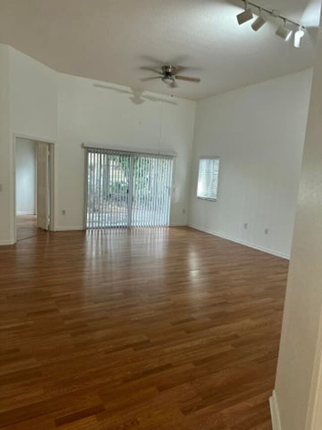 Photo - 220 Crestwood Cir