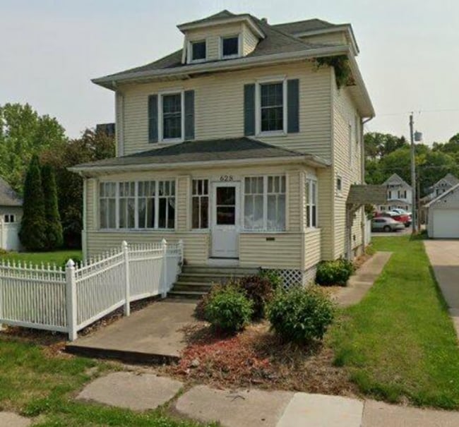 Building Photo - Spacious 3 Bedroom Home With Double Lot in East Moline!