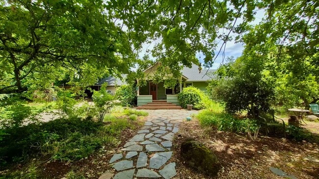 Building Photo - Spacious 3 Bed Southwest Portland Home with a Huge Backyard!