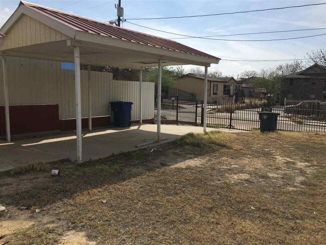 Photo - 602 Mier St
