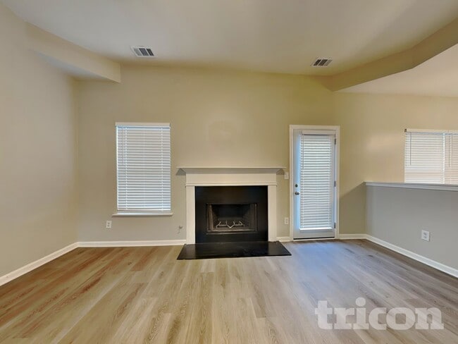 Photo - 821 Monroe Ct