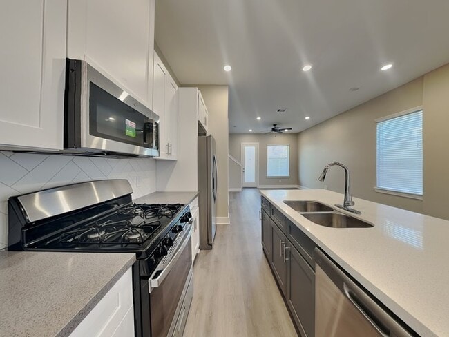 Photo - 223 Oriole St