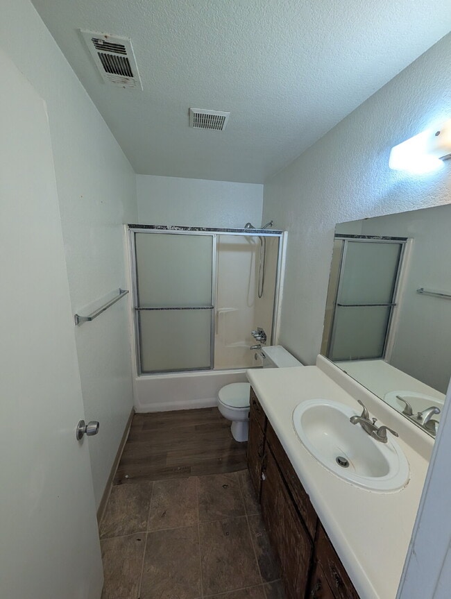 "Charming Studio Retreat: Your Cozy Haven in Porterville!"