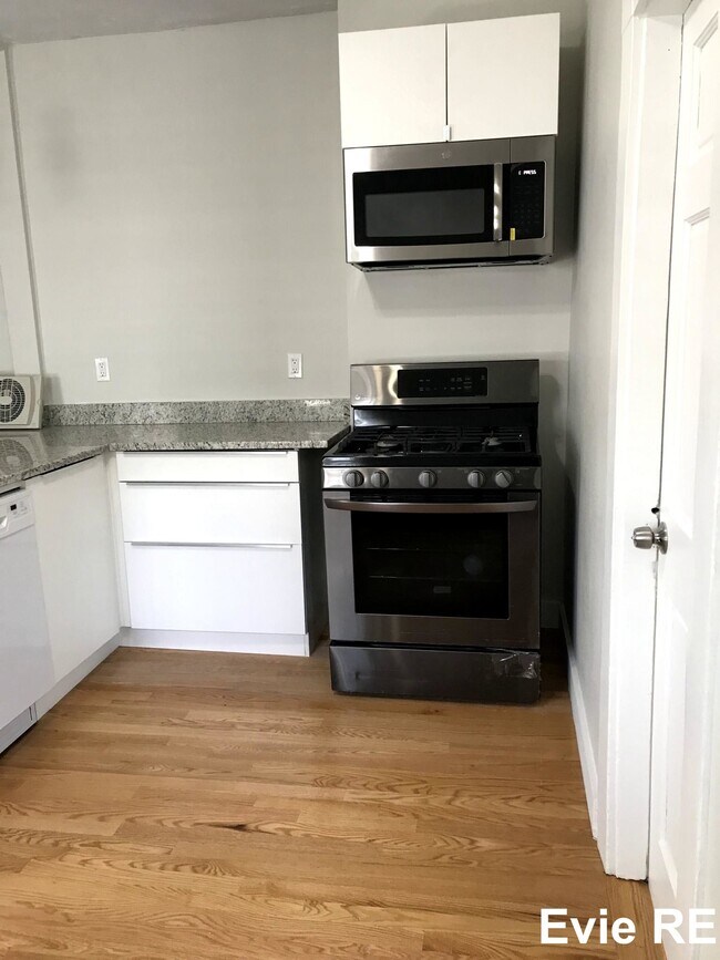 Building Photo - 22 Hano St Unit 2