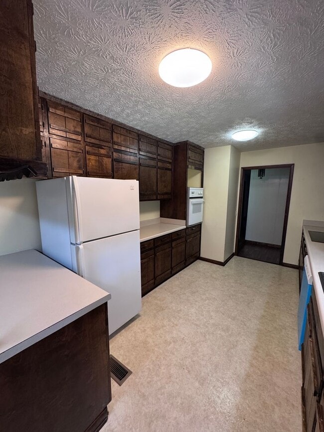 Photo - 880 Locke Dr