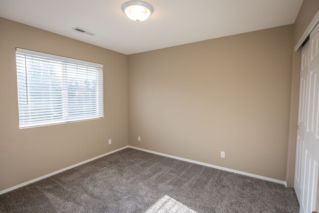 Photo - Three bedroom home with a bonus room and Air Conditioning - Built in 2000