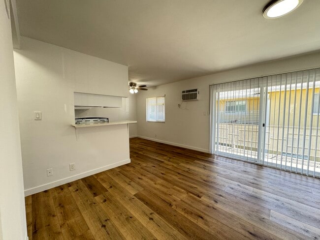 Photo - 14443 Dickens St