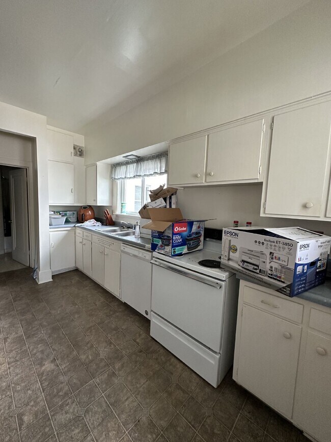 Great 6 bed 3 bath not far from UWEC! Available June 1st