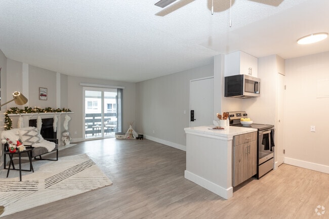 2BR, 1.5BA - 923SF